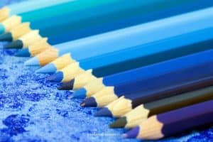Verschiedene blaue Buntstifte sinnbildlich für (Effizienz und) Effektivität in Social Media (Photocredit: Anegada via depositphotos)