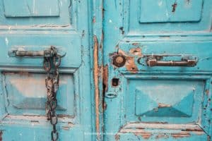 Ein digitaler Kettenbrief eröffnet Dir neue Welten, wie hinter dieser blauen Tür. (Photocredit: AlexShadyuk via depositphotos)