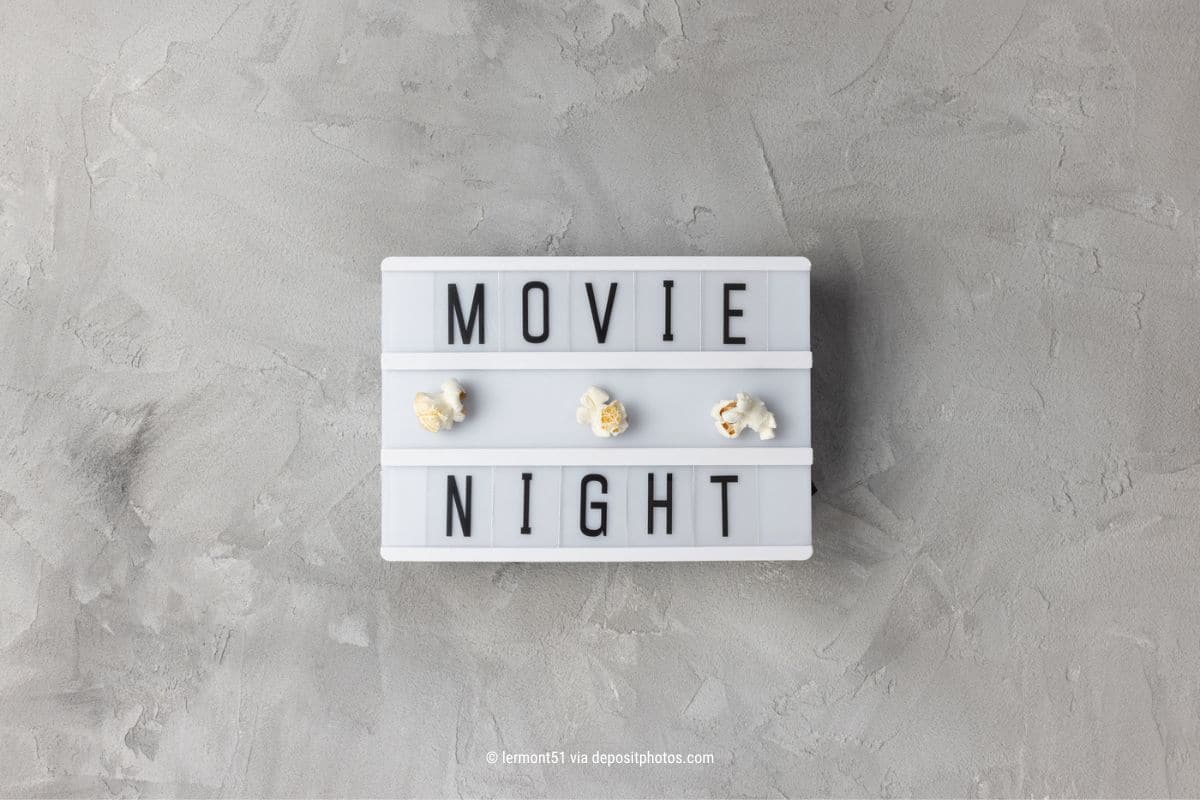 Das Bild enthält ein Schild mit dem Text "Movie Night" und ein bisschen Popcorn – genau so wie digitale Kommunikation, Strategie und Marketing ausgelegt sein sollte (Photocredit: lermont51 via depositphotos).