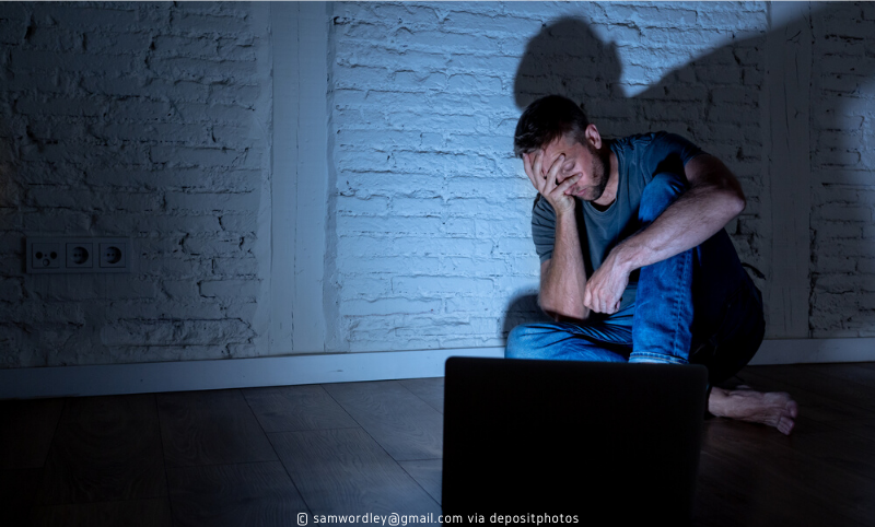 Sozialer Druck: Mann am Laptop (Bild: samwordley@gmail.com via depositphotos, CC0, no changes – keine Änderungen)