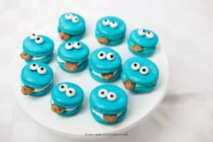 (Auf einem weißen Teller siehst Du lustige blaue Cookies mit Gesichtern.) Social Media Business Development ist, das Feedback Deiner Community in die Unternehmens-DNA einzubauen (Photocredit: pablo_guate via depositphotos)