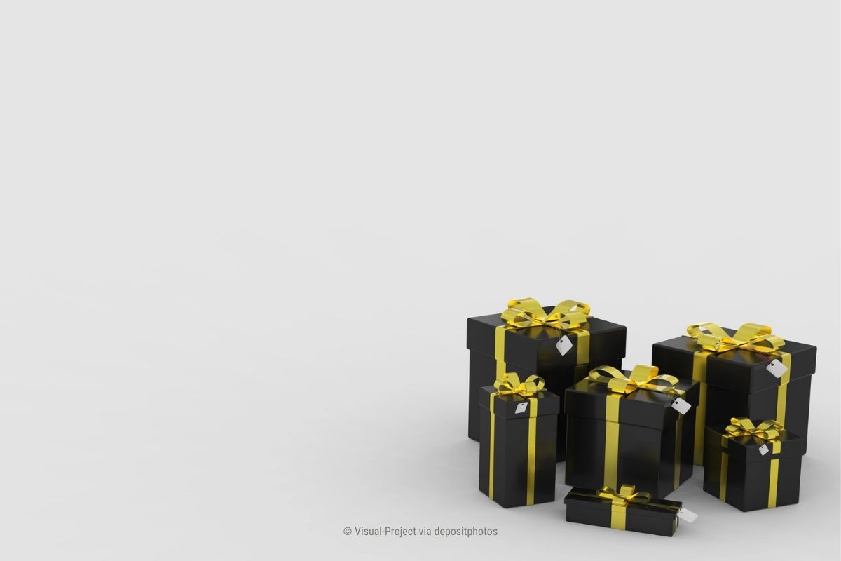 Das Bild zeigt schwarze Geschenke mit goldenen Schleifen – öffne sie mittels Mini-Intervention und Du kannst Dein Kopfkino stoppen und aus dem Gedankenkarussel aussteigen (Photocredit: Visual-Project via depositphotos)