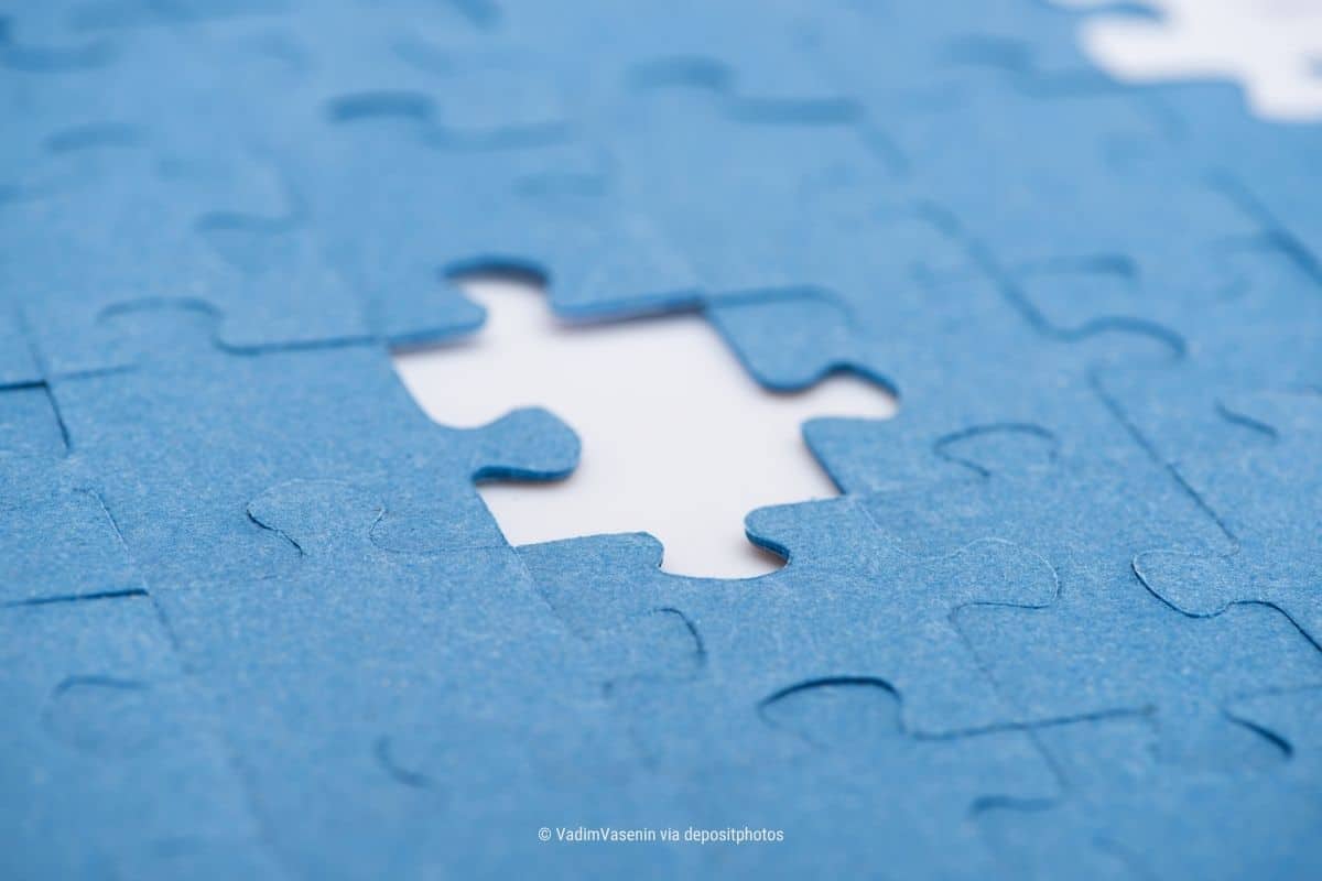 Das Bild zeigt ein blaues Puzzelspiel, bei dem in der Mitte ein Teil fehlt – als Metapher für Augenhöhe und Kompetenz bei anderen zu sehen (Bildquelle: VadimVasenin via depositphotos).