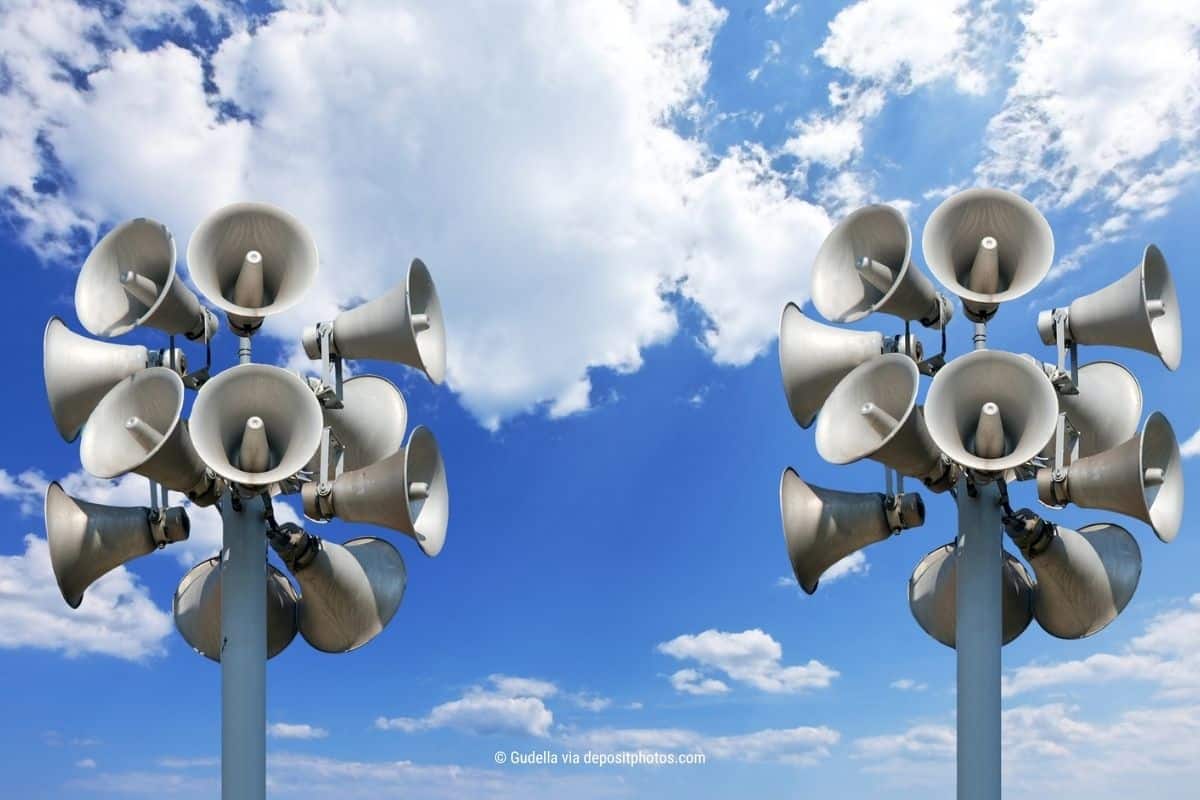 Das Bild zeigt zwei Lautsprecher vor blauem Himmel – als Metapher digitale Sicherheit mittels Marktschrei (Bildquelle: Gudella via depositphotos).